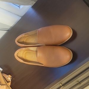 Universal Threads Tan Textured Loafers